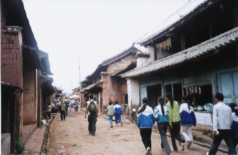 Wondering in the streets of the Bai village