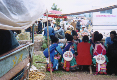 Traditional Bai women at the market