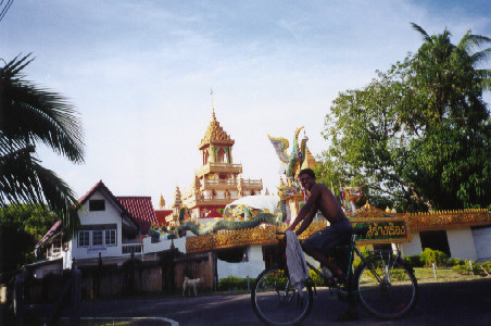 After about an hour biking: Rueng Rong temple!